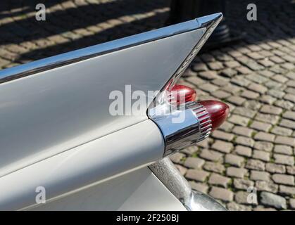 Voiture de mariage Cadillac au Market Square Bruge Banque D'Images