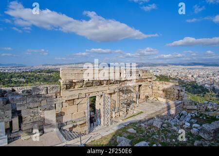 Athènes, Grèce - 16 FÉVRIER 2020 - Propylaea. L'imposante entrée à l'Acropole. Banque D'Images