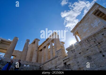 Athènes, Grèce - 16 FÉVRIER 2020 - Propylaea. L'imposante entrée à l'Acropole. Banque D'Images