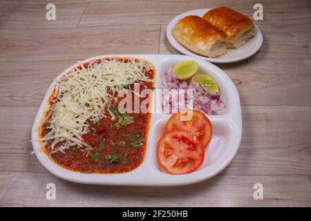 Le fromage Bhaji est un plat de restauration rapide de l'Inde, le curry de légumes épais et épicé, frit et servi avec un pain doux / paav de pain et le beurre. Servir Banque D'Images