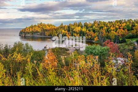 Réflexions de nuages et de couleurs automnales sur la rivière Baptême où elle rencontre le lac supérieur au parc national de Tettegouche, Minnesota Banque D'Images