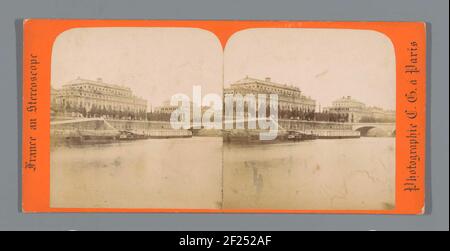 Vue sur un quai le long de la Seine à Paris ; France au stéréoscope .. Banque D'Images