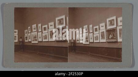 Vue dans une salle du Musée Stedelijk, Amsterdam, lors d'une exposition de l'Association pour former une collection publique d'art contemporain (VVHK, également appelée "association avec le nom long". Banque D'Images