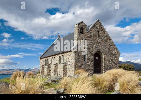 LAC TEKAPO, RÉGION DU MACKENZIE/NOUVELLE-ZÉLANDE - FÉVRIER 23 : Église du bon Berger au lac Tekapo en Nouvelle-Zélande, en février Banque D'Images