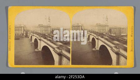 Gezicht op de London Bridge ; London Bridge, du côté de Southwark, qui déchaîne le Monument, l'église Saint-Magnus, l'hôtel Adelaide et une partie du Fishmongers' Hall ; vues sur Londres. Banque D'Images