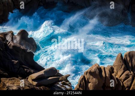 Martèlement des vagues de la côte de Capo Testa Banque D'Images