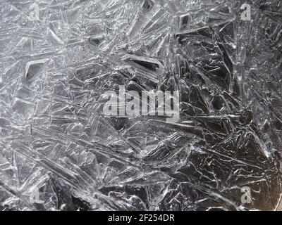 Cristaux de glace dans un ruisseau de montagne semi-gelé dans l'Himalaya, au Népal Banque D'Images