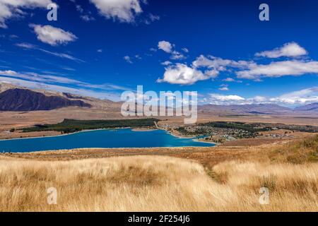 TEKAPO, NOUVELLE-ZÉLANDE - FÉVRIER 23 : vue lointaine de la ville de Tekapo sur les rives du lac Tekapo en Nouvelle-Zélande le 23 février Banque D'Images