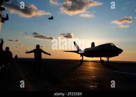 Commandant Dylan Nicholas, pilote d'essai de chasse furtif F-35 de la Marine américaine, et Cmdr, lieutenant de la Marine royale britannique. Barry Pilkington, effectue des vols d'essai d'expansion d'enveloppe d'une journée sur le pont de vol du porte-avions phare DE la Marine italienne, SA Cavour, pendant les qualifications du transporteur dans l'océan Atlantique le 3 mars 2021, au large de la côte de Norfolk, en Virginie. Banque D'Images