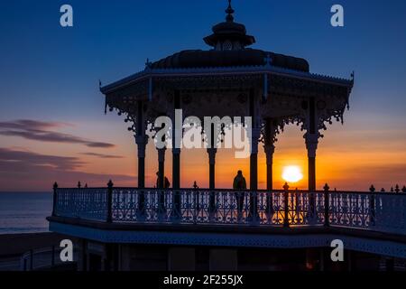 BRIGHTON, EAST SUSSEX/UK - JANVIER 26 : vue du coucher de soleil depuis un kiosque à Brighton East Sussex le 26 janvier 2018. Unident Banque D'Images