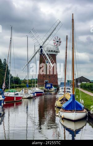 Yachts amarrés à côté de Horsey Pump Norfolk Banque D'Images