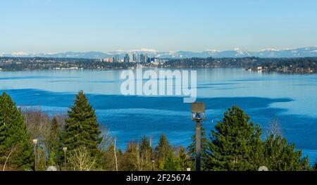 Vue sur la ligne d'horizon de Bellevue, Washington, de l'autre côté du lac Washington. Banque D'Images