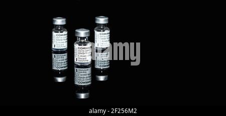 PRAGUE, CZE - 10 mars 2021. Ampoules de vaccin contre le virus du SRAS COVID-19. Vaccin mRNA de COMIRNATY sur fond noir. COVID-19 Vaccine 'comirnaty' vials'origi Banque D'Images