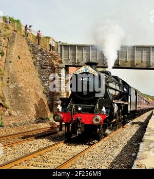 LMS Black Five No 44932 passant sous le pont Rockstone à Dawlish avec le Royal DudDuché railtour à Cornwall.1st septembre 2013. Banque D'Images