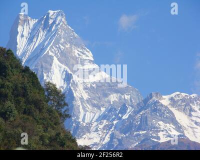 Montagnes enneigées de la chaîne Annapurna du Népal (Annapurna Himal) Banque D'Images