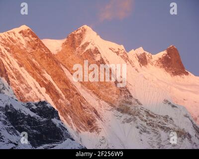 Montagnes enneigées de la chaîne Annapurna du Népal (Annapurna Himal) Banque D'Images