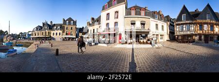 Vue panoramique de la lumière du soir sur les anciens bâtiments à côté du port de Port St Goustan, Auray, Bretagne, France. Banque D'Images