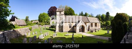 Une vue panoramique de l'église St Margarets (datant d'environ 1100 après J.-C.) dans le village de Bagendon, Gloucestershire Royaume-Uni - cette photo est faite en Banque D'Images