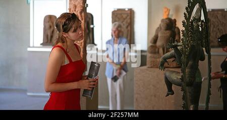 Intérieur de la salle avec des images et des visiteurs; Collection d'art asiatique dans les images de musée par la mer scheveningen.à droite du côté de la statue en bronze shiva nataraja. Banque D'Images