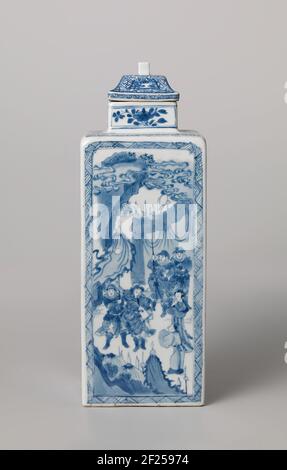 Bouteille carrée avec des scènes narratives ou des guerriers dans un paysage pittoresque. Niveau de la bouteille carrée de porcelaine, peinte en bleu sous-glaçure. Sur le couvercle avec un motif Swastika avec une cartouche dedans avec un symbole de chance (poisson). Sur le bouton carré du couvercle, le caractère 'fú', bonheur. Bleu blanc. Banque D'Images