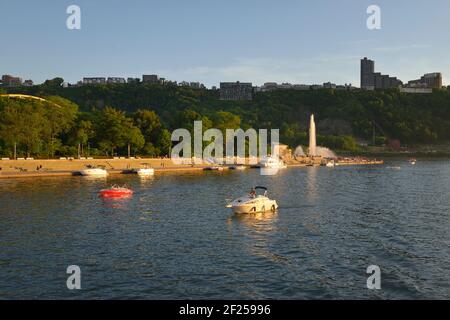 Bateaux en face du parc national de point, Pittsburgh, Pennsylvanie Banque D'Images