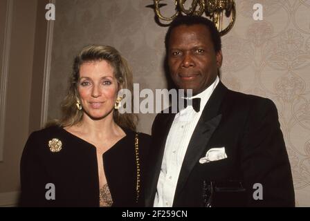 Joanna Shimkus et Sidney Poitier à l'occasion de la 18e édition des Nosotros Golden Eagle Awards à l'hôtel Beverly Hilton de Beverly Hills, Californie, le 13 mai 1988 crédit: Ralph Dominguez/MediaPunch Banque D'Images