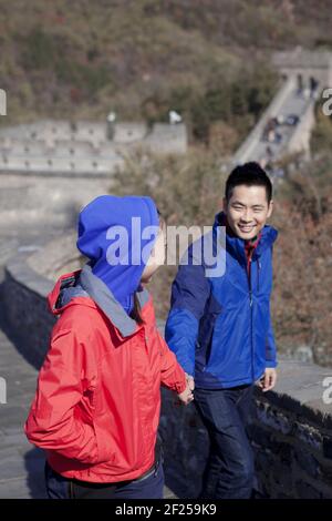 Les jeunes couples prennent des photos dans le Grand Tourisme de la Grande Muraille Banque D'Images