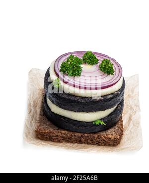 Sandwich avec pain de seigle noir et saucisse de pouding noir isolée sur blanc Banque D'Images