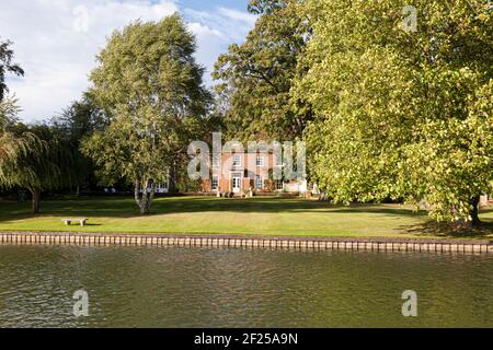 Une propriété de luxe chère à côté de la Tamise à Burcot, Oxfordshire, Royaume-Uni Banque D'Images