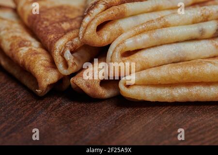 photo de crêpes sur une planche de bois en gros plan Banque D'Images