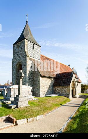 Église Saint-Nicolas, West Itchenor, West Sussex UK - construite avec des décombres en flanelle locaux traditionnels avec la flèche de couvain couverte de bardeaux Banque D'Images