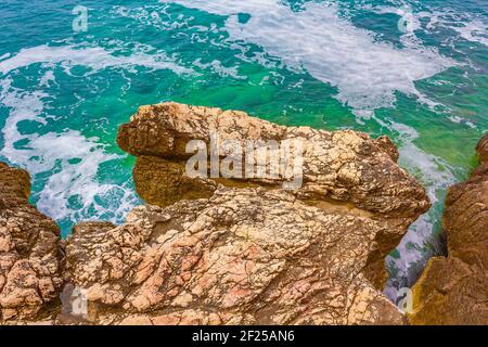 Magnifique plage turquoise et rocheuse et promenade à Novi Vinodolski Croatie. Banque D'Images