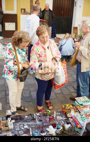 Femmes au plus ancien marché de rue de Séville, Mercadillo de los Jueves, marché du jeudi, , Séville, Andalousie, Espagne Banque D'Images