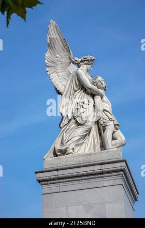 Statue sur le pont du château à Berlin Banque D'Images