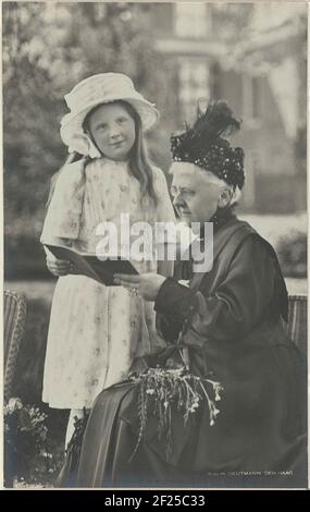 Portrait d'Emma, ​​Queen Régents des pays-Bas, et Juliana, Reine des pays-Bas.Portrait d'Emma et Juliana dans le jardin du Palais Sustdijk. Un livre entre leurs mains. Banque D'Images