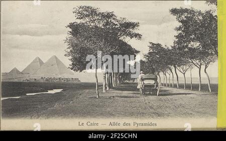 Laan à Gizeh vu vers les pyramides; le Caire - allée des Pyramides.partie de l'album de voyage avec des photos de sites en Grèce et en Egypte. Banque D'Images