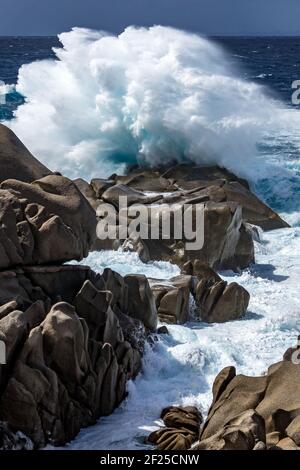 Martèlement des vagues de la côte de Capo Testa Sardaigne Banque D'Images