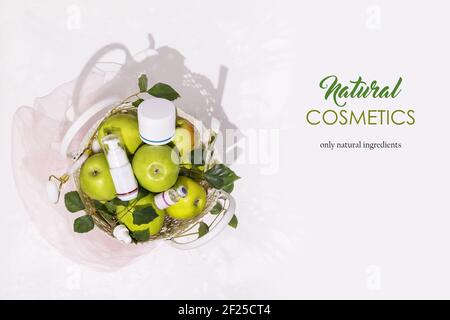 Composition cosmétique avec pommes vertes, bouteilles avec crème et accessoires de beauté sur fond blanc avec texte d'échantillon facilement amovible. Santé, summ Banque D'Images