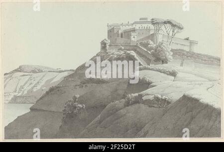 Castel Gandolfo avec le lac Albano à gauche.se levant sur la rive du lac Albano, au sud-est de Rome, est le palais apostolique construit dans les années 1620, où le pape réside traditionnellement pendant une partie de l'été et au début de l'automne. Le pape François prévoit de transformer le palais en musée et de l'ouvrir au public. Banque D'Images