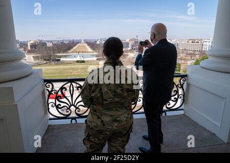 Washington, États-Unis. 10 mars 2021. Le sénateur américain Patrick Leahy D-VT prend une photo de son balcon tout en offrant une visite aux membres de la Garde nationale au Capitole des États-Unis à Washington, DC, le mercredi 10 mars 2021. Photo de Ken Cedeno/UPI crédit: UPI/Alay Live News Banque D'Images