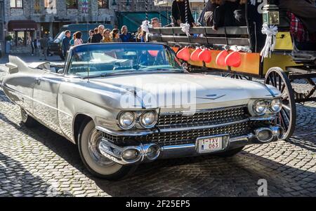 Voiture de mariage Cadillac au Market Square Bruge Banque D'Images