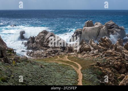 Martèlement des vagues de la côte de Capo Testa Sardaigne Banque D'Images