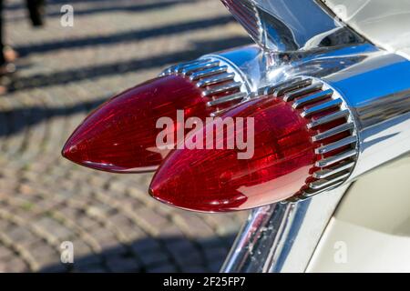 Voiture de mariage Cadillac au Market Square Bruge Banque D'Images