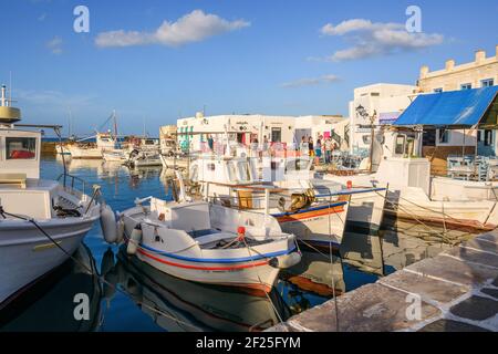 Paros, Grèce - 27 septembre 2020 : magnifique port de Naoussa sur l'île de Paros. Cyclades, Grèce Banque D'Images