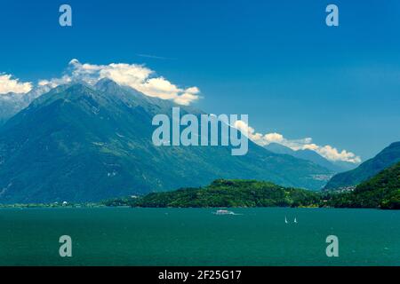 Le lac de Côme, ou Lario, à Dongo, Lombardie, Italie, en été Banque D'Images