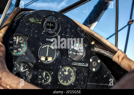 Cockpit d'un Boeing Stearman 75 1942 Biplan Banque D'Images