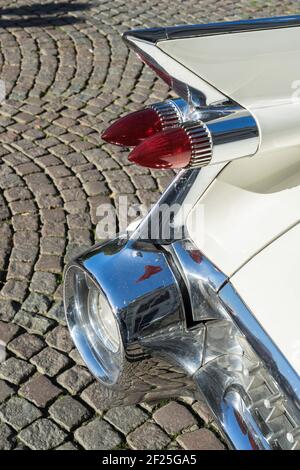 Voiture de mariage Cadillac au Market Square Bruge Banque D'Images