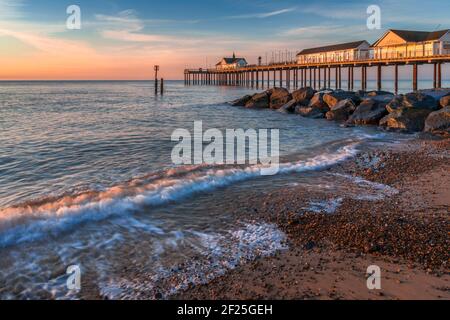 SOUTHWOLD, Suffolk/UK - 24 MAI : lever de soleil sur Southwold Pier dans le Suffolk, le 24 mai 2017 Banque D'Images