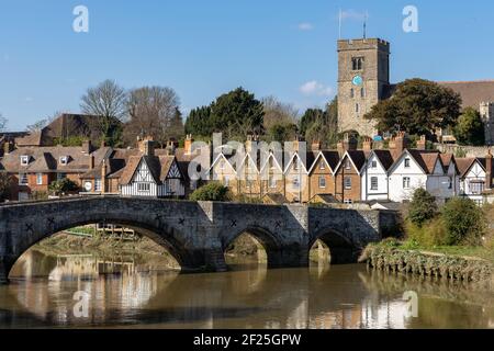 AYLESFORD, KENT/UK - MARS 24 : Vue sur le pont du 14ème siècle et l'église St Pierre à Lambersart le 24 mars 2019 Banque D'Images