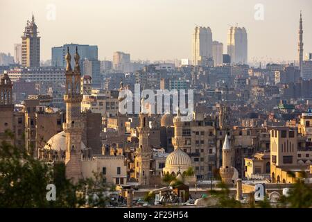 Paysage urbain du Caire montrant des mosquées et minarets, vu du Parc Al Azhar, Salah Salem St, El-DARB El-Ahmar, le Caire, Egypte Banque D'Images